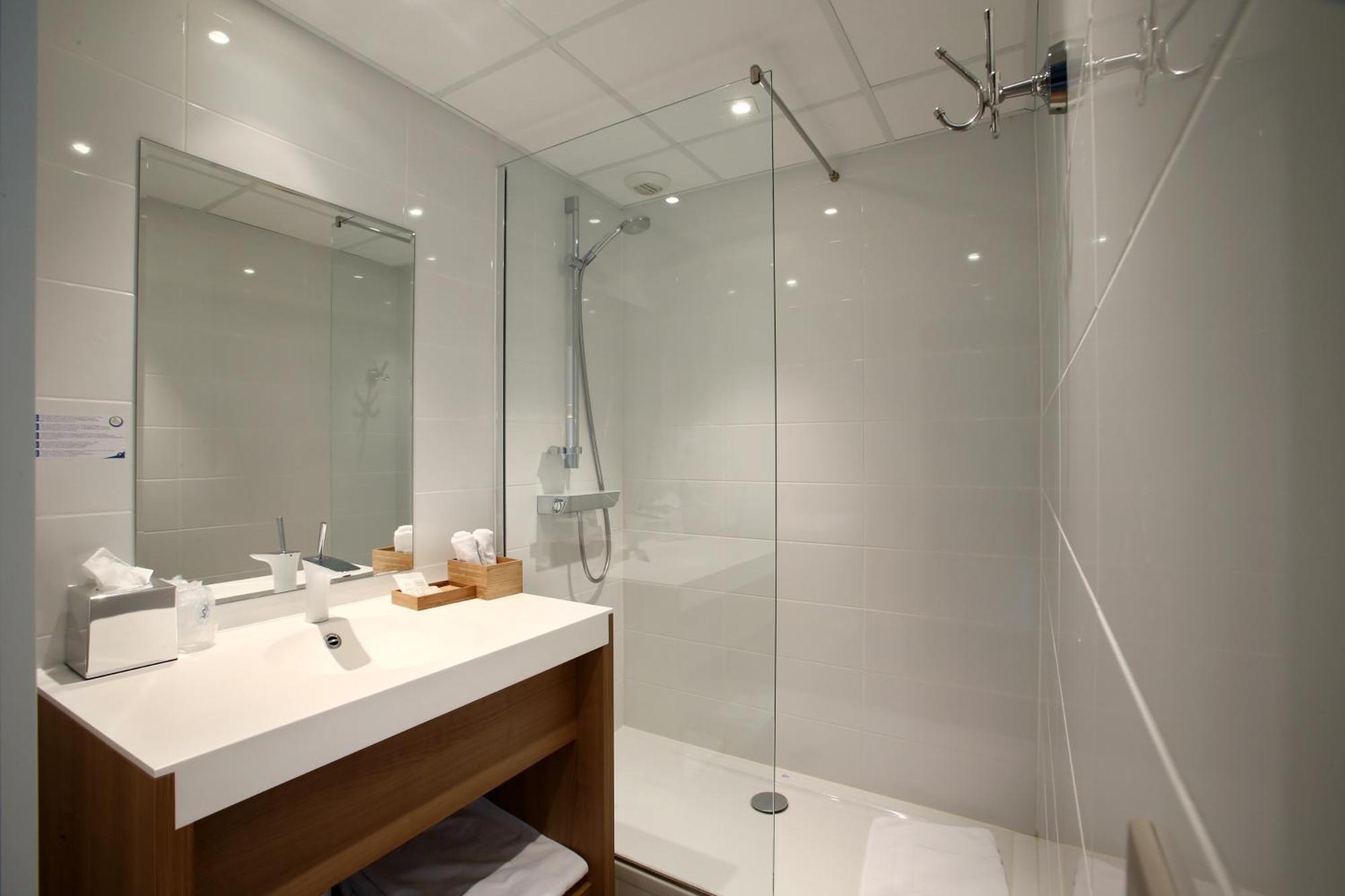 Standard Triple Room view court